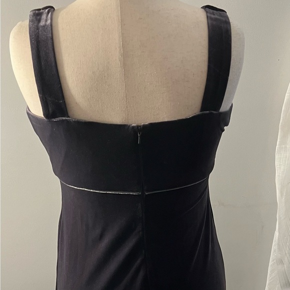 Elegant Grey Evening Dress with Leaf Embellishments - Picture 5 of 6